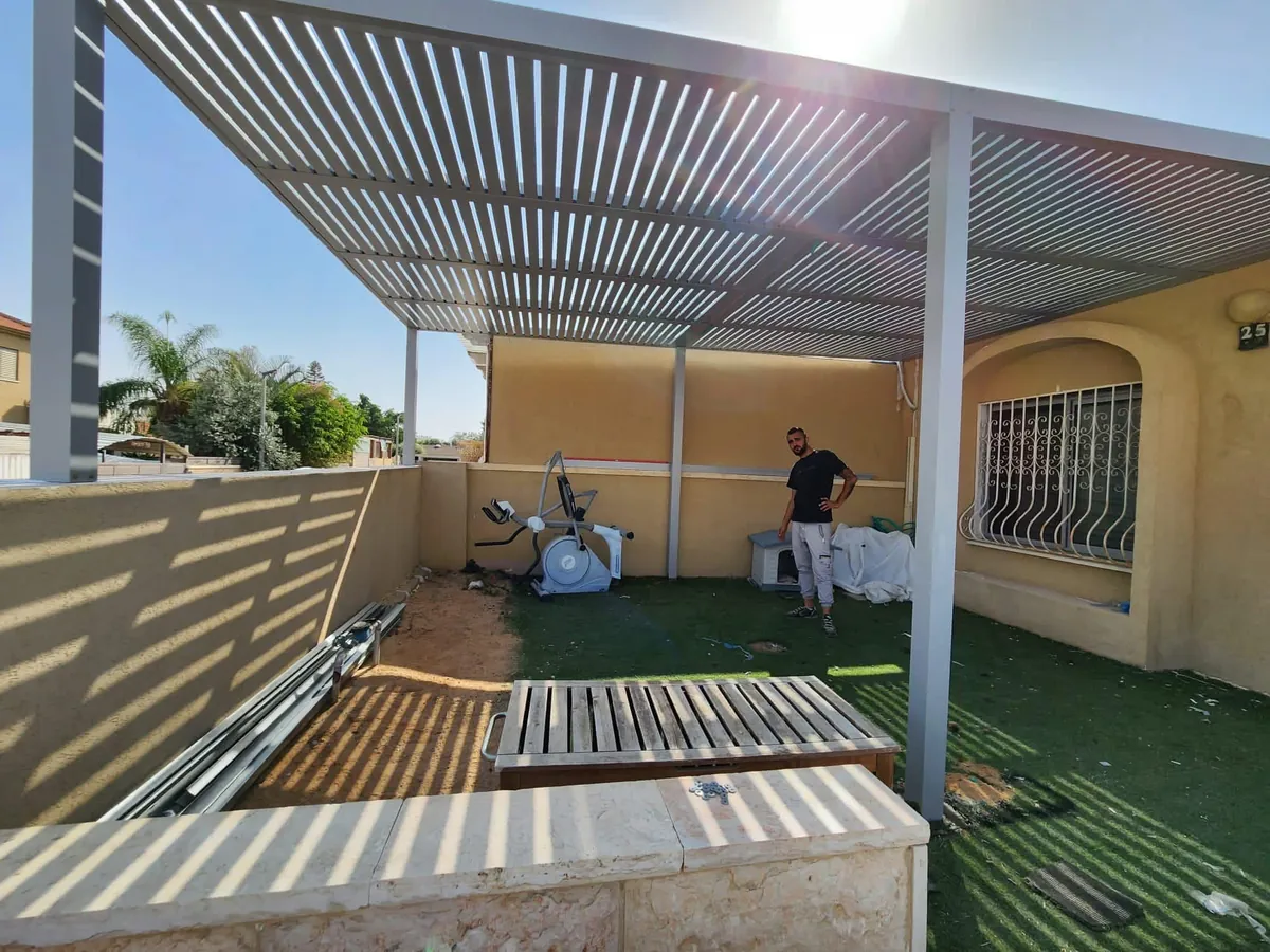 פרגולת אלומיניום לבנה בחצר פרטית