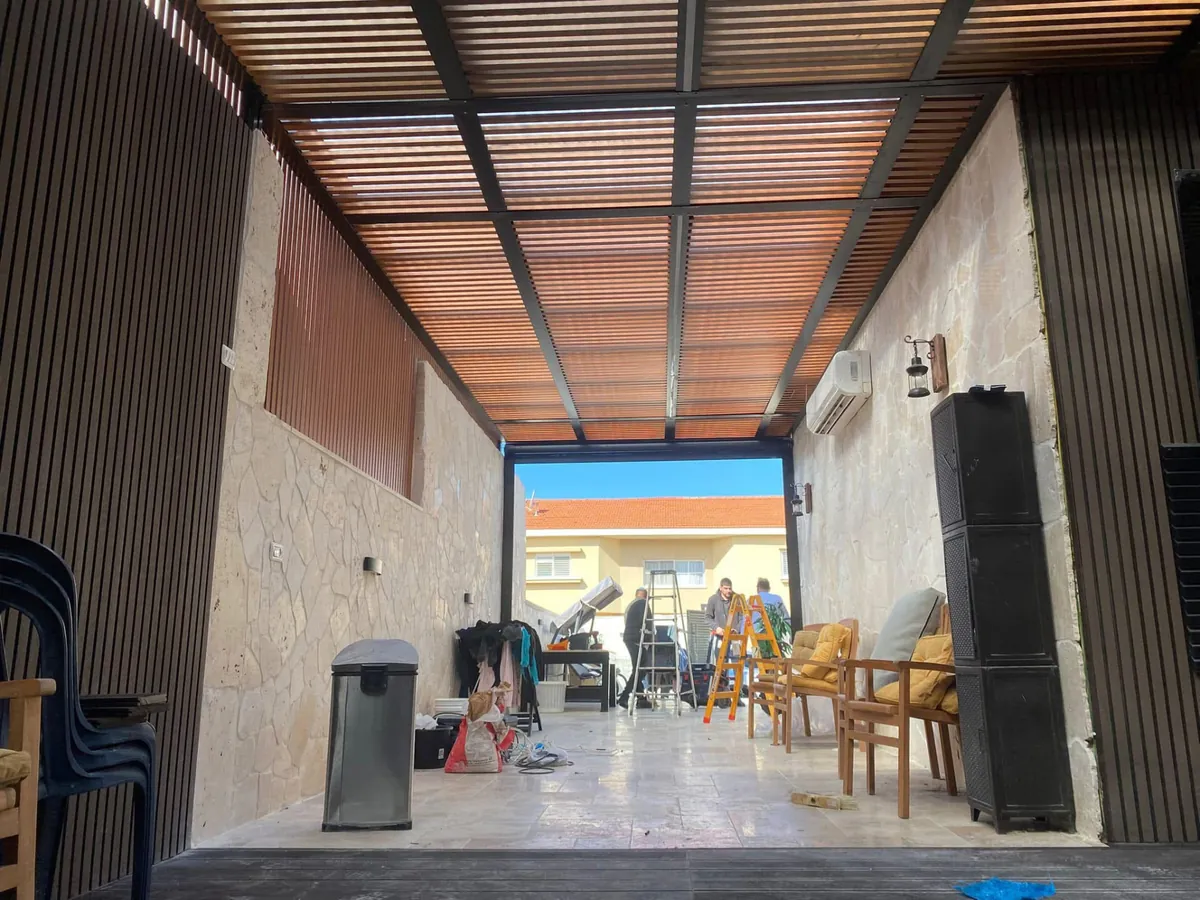 מעבר מקורה עם שלבי אלומיניום בגימור עץ
